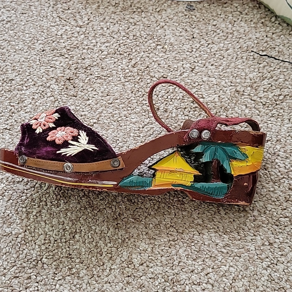 Vtg 50s Carved Wood Embroidered Velvet Sandals 5.5 - Picture 9 of 9